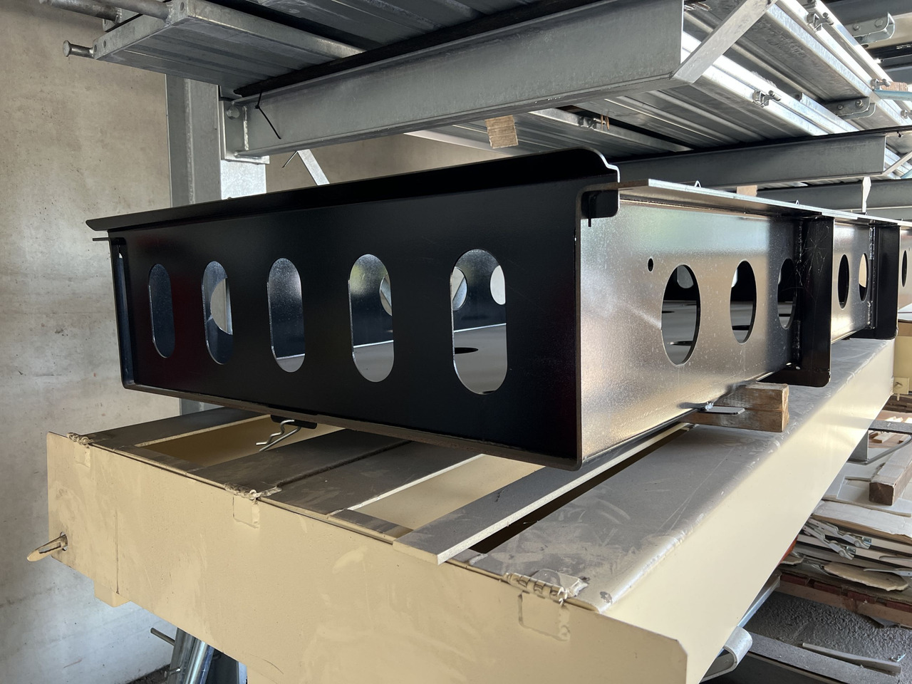 Müller Mitteltal Staufach für Alu- Rampen - Félpótkocsi mélybölcsős: 3 kép. Müller Mitteltal Staufach für Alu- Rampen - Félpótkocsi mélybölcsős: 3 kép.