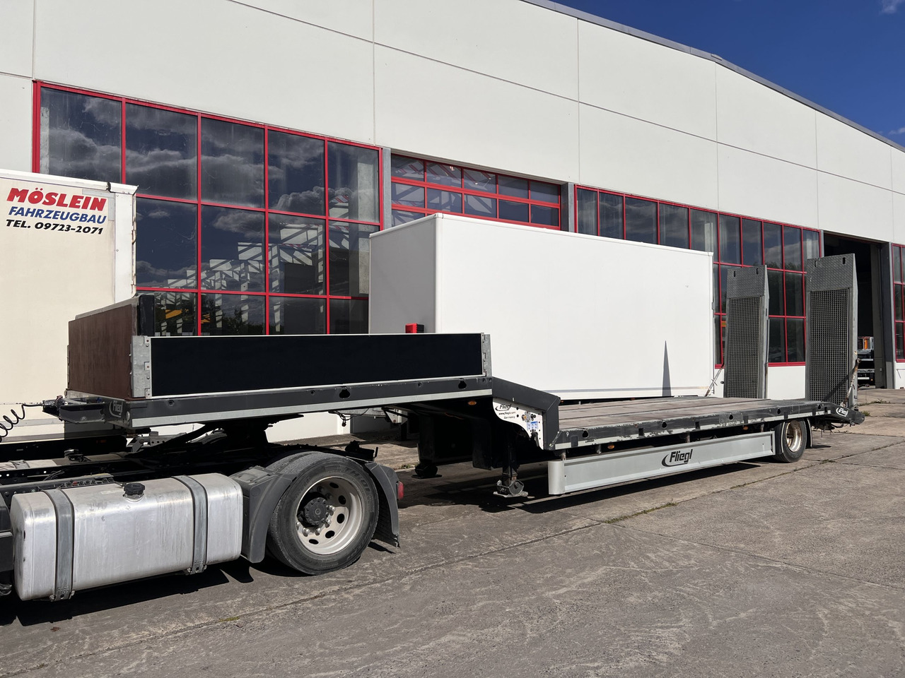 Müller Mitteltal T  1 Achs Satteltieflader - Félpótkocsi mélybölcsős: 3 kép. Müller Mitteltal T  1 Achs Satteltieflader - Félpótkocsi mélybölcsős: 3 kép.