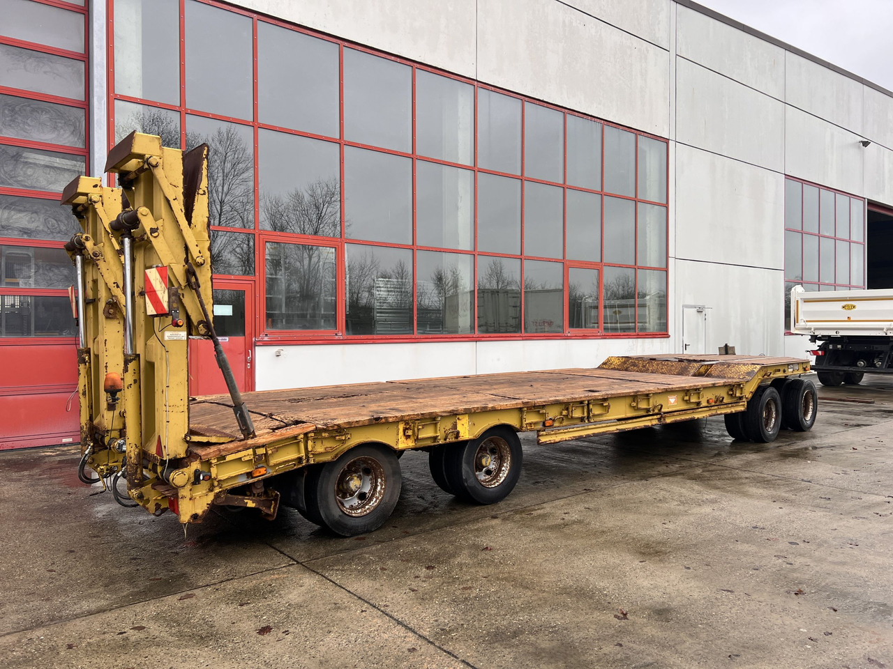 Müller Mitteltal T4 PROFI 40,0 4 Achs Tiefladeranhänger - Pótkocsi mélybölcsős: 2 kép. Müller Mitteltal T4 PROFI 40,0 4 Achs Tiefladeranhänger - Pótkocsi mélybölcsős: 2 kép.