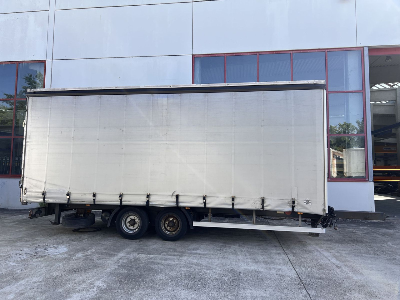 Tandem- Planenanhänger - Ponyvás teherautó: 1 kép. Tandem- Planenanhänger - Ponyvás teherautó: 1 kép.