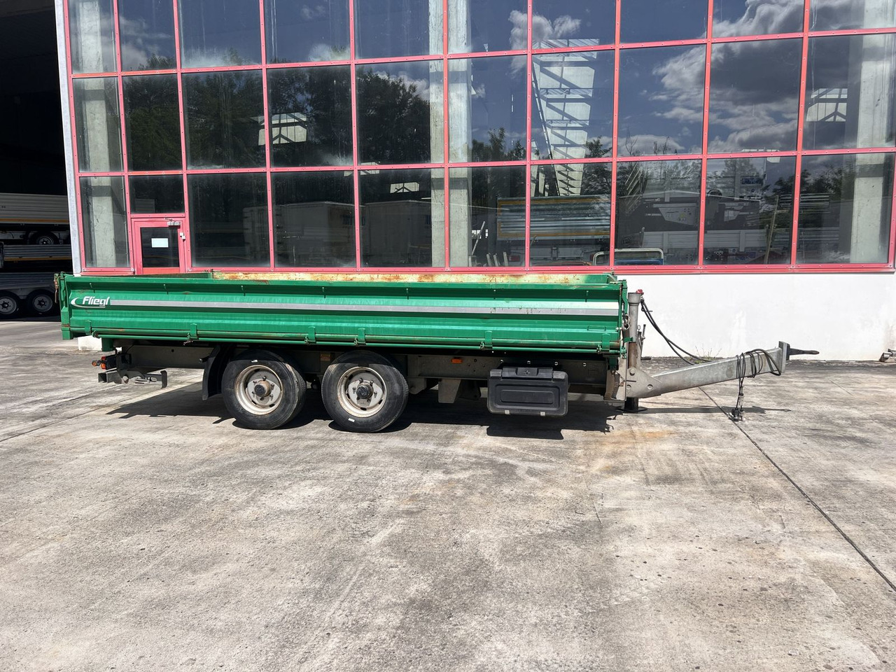 Tandemkipper- Tieflader, wenig Benutzt - Pótkocsi billenőplatós: 1 kép. Tandemkipper- Tieflader, wenig Benutzt - Pótkocsi billenőplatós: 1 kép.