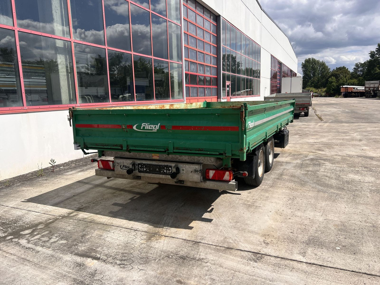 Tandemkipper- Tieflader, wenig Benutzt - Pótkocsi billenőplatós: 4 kép. Tandemkipper- Tieflader, wenig Benutzt - Pótkocsi billenőplatós: 4 kép.