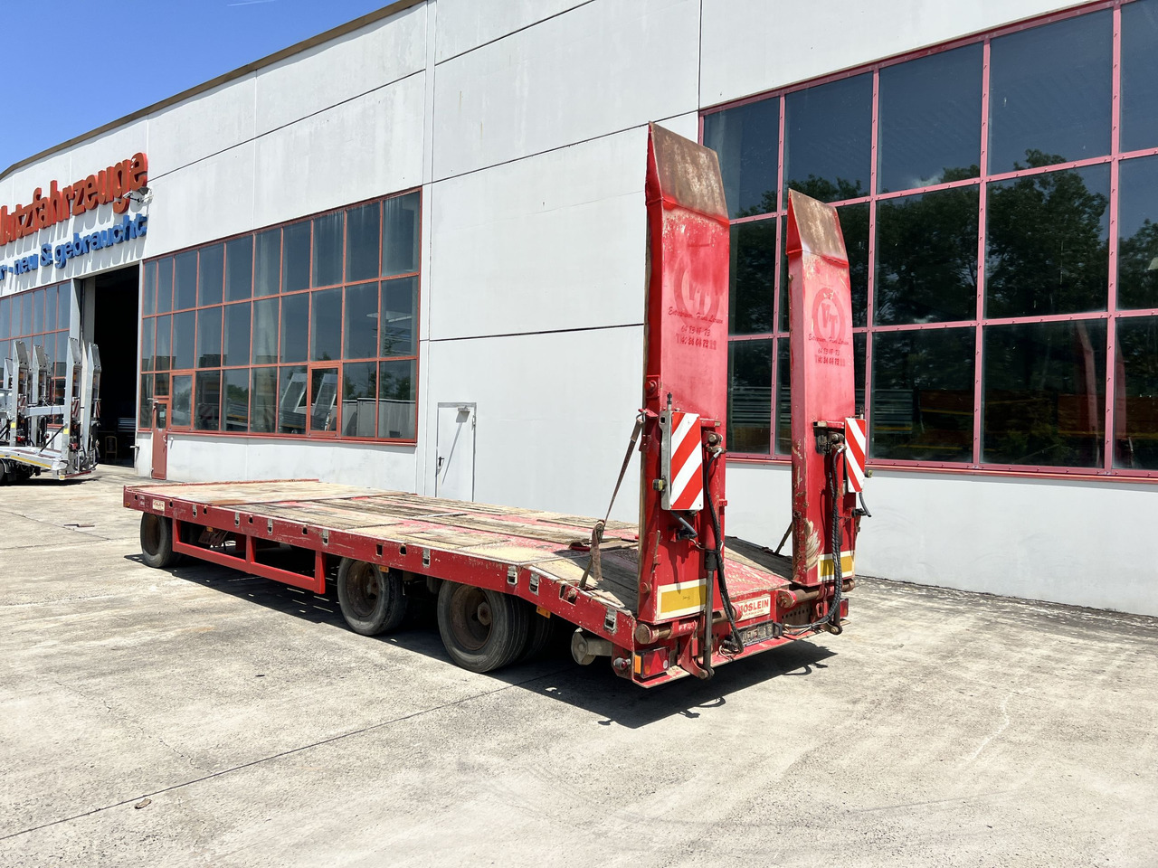 T3 3 Achs Tiefladeranhänger mit gerader Ladefläche - Pótkocsi mélybölcsős: 3 kép. T3 3 Achs Tiefladeranhänger mit gerader Ladefläche - Pótkocsi mélybölcsős: 3 kép.