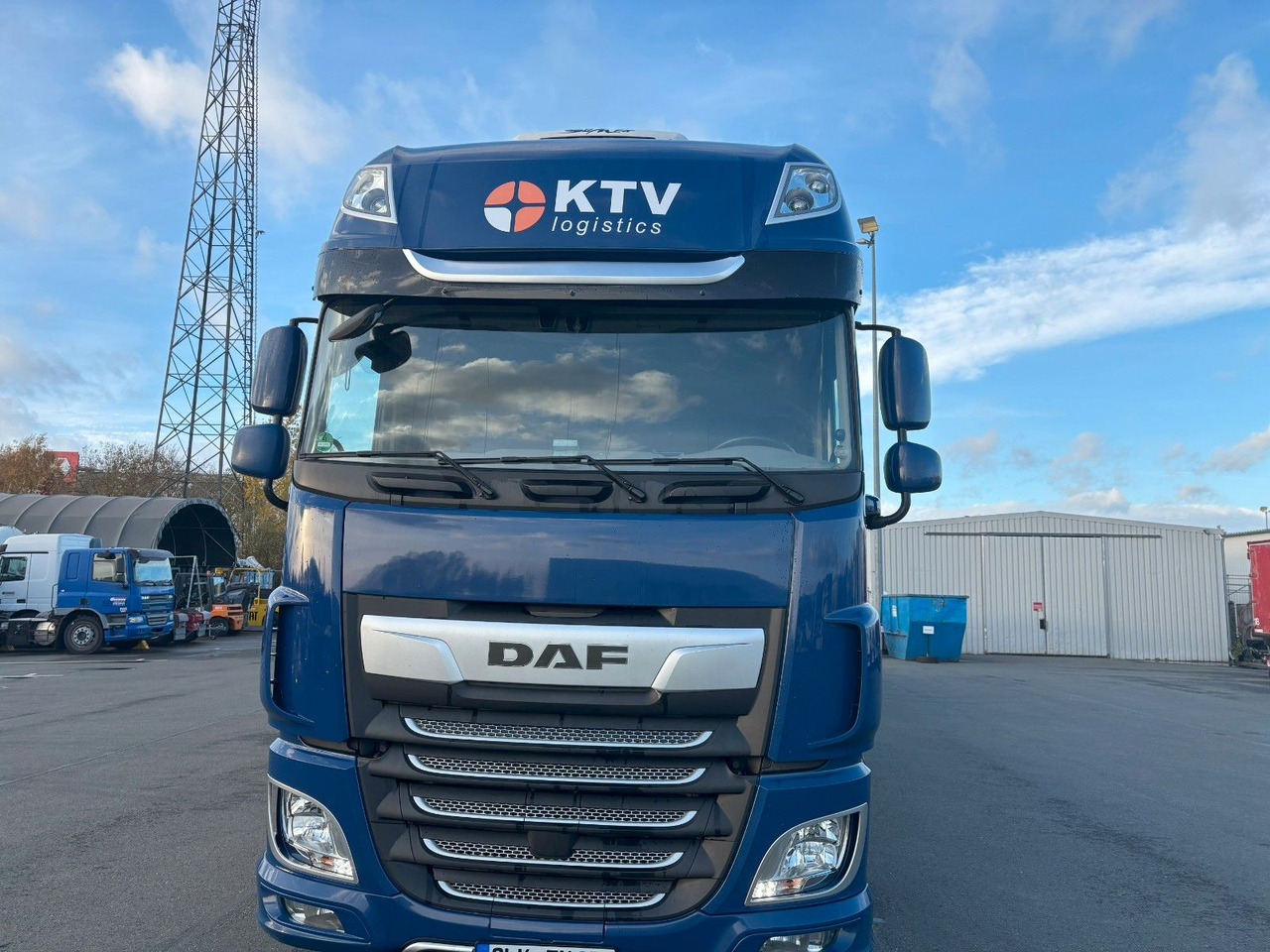 DAF SSC XF 480 Jumbo + Anh Wecon Staplerhalterung - Ponyvás teherautó, Ponyvás pótkocsi: 3 kép. DAF SSC XF 480 Jumbo + Anh Wecon Staplerhalterung - Ponyvás teherautó, Ponyvás pótkocsi: 3 kép.