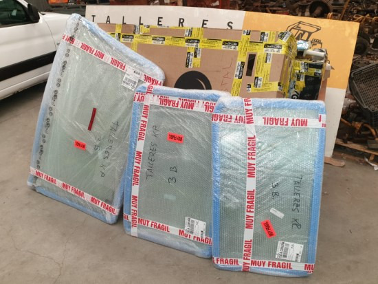CASE 580K, 580LE, 580LPS, 580LSP, 580LXT, 580M, 580MXT, 580SK, 580SLE, 580SM, 590LSP, 590SLE, 590SM (VIDRIOS / CRISTALES) - Ablak és alkatrészek - Építőipari gépek: 2 kép. CASE 580K, 580LE, 580LPS, 580LSP, 580LXT, 580M, 580MXT, 580SK, 580SLE, 580SM, 590LSP, 590SLE, 590SM (VIDRIOS / CRISTALES) - Ablak és alkatrészek - Építőipari gépek: 2 kép.