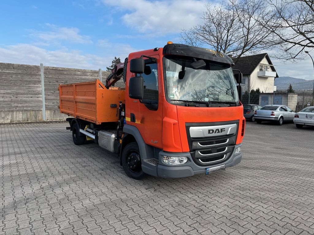 DAF FA LF 180 8t Abrollkipper mit Ladekran - Horgos rakodó teherautó, Darus autó: 3 kép. DAF FA LF 180 8t Abrollkipper mit Ladekran - Horgos rakodó teherautó, Darus autó: 3 kép.