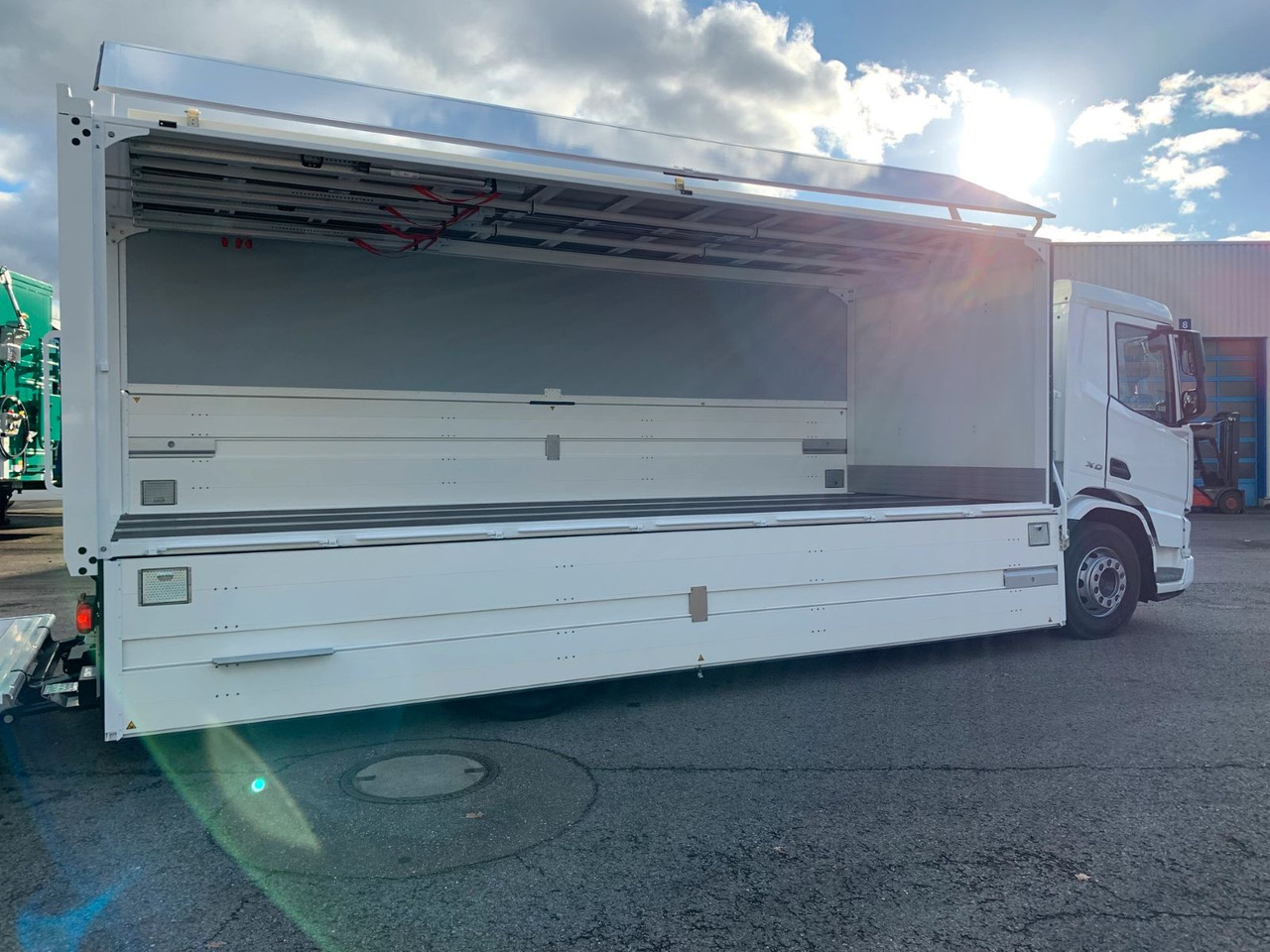 DAF FA XD 370 zikun Swing-Board-Aufbau - Italszállító teherautó: 4 kép. DAF FA XD 370 zikun Swing-Board-Aufbau - Italszállító teherautó: 4 kép.