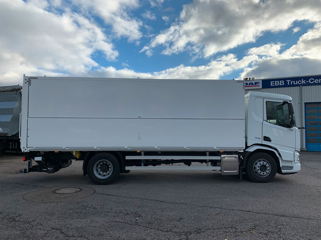 DAF FA XD 370 zikun Swing-Board-Aufbau - Italszállító teherautó: 3 kép. DAF FA XD 370 zikun Swing-Board-Aufbau - Italszállító teherautó: 3 kép.