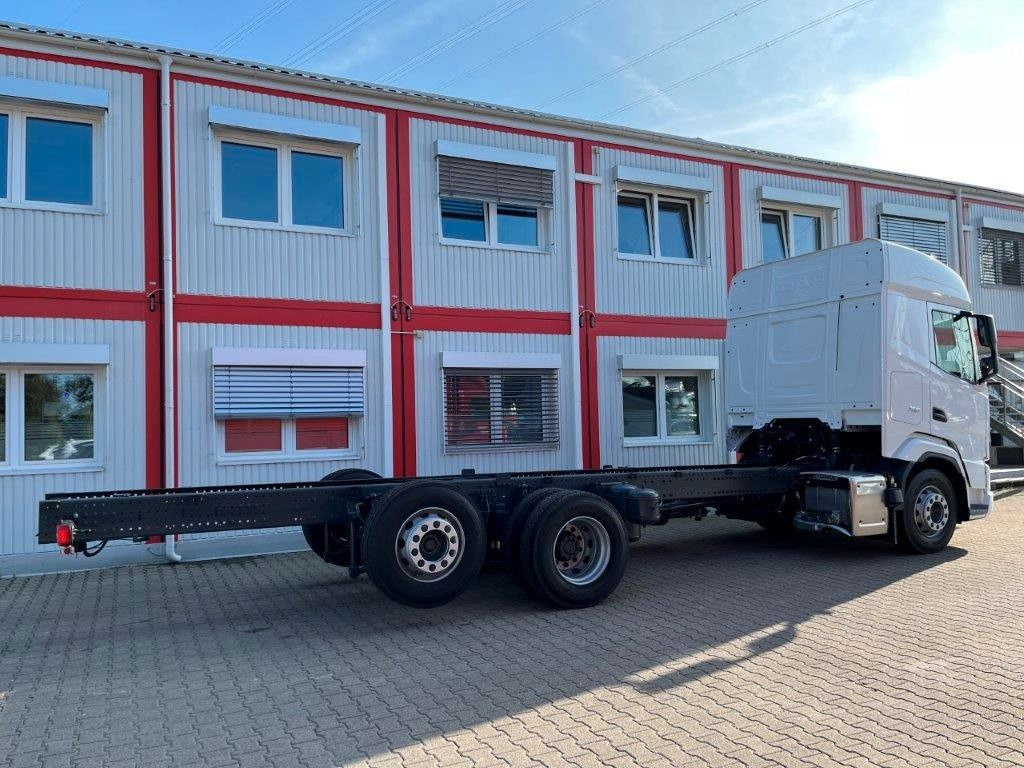 DAF FAN XF 480 ohne Aufbau - Alvaz teherautó: 2 kép. DAF FAN XF 480 ohne Aufbau - Alvaz teherautó: 2 kép.