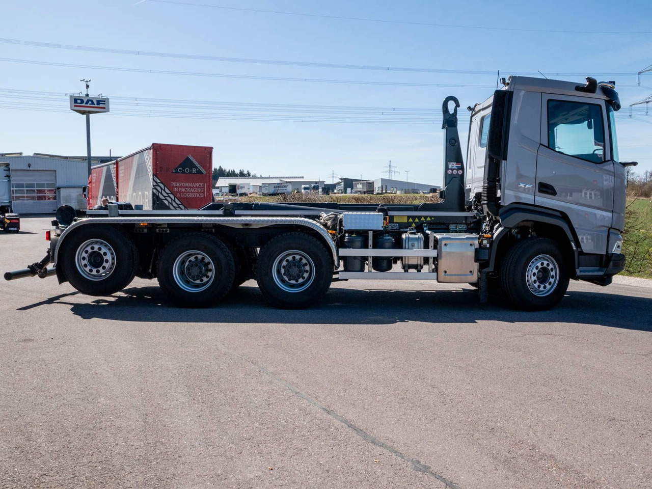 DAF XF 530 FAW mit VDL Abrollkipper DAF XF 530 FAW mit VDL Abrollkipper - Horgos rakodó teherautó: 4 kép. DAF XF 530 FAW mit VDL Abrollkipper DAF XF 530 FAW mit VDL Abrollkipper - Horgos rakodó teherautó: 4 kép.