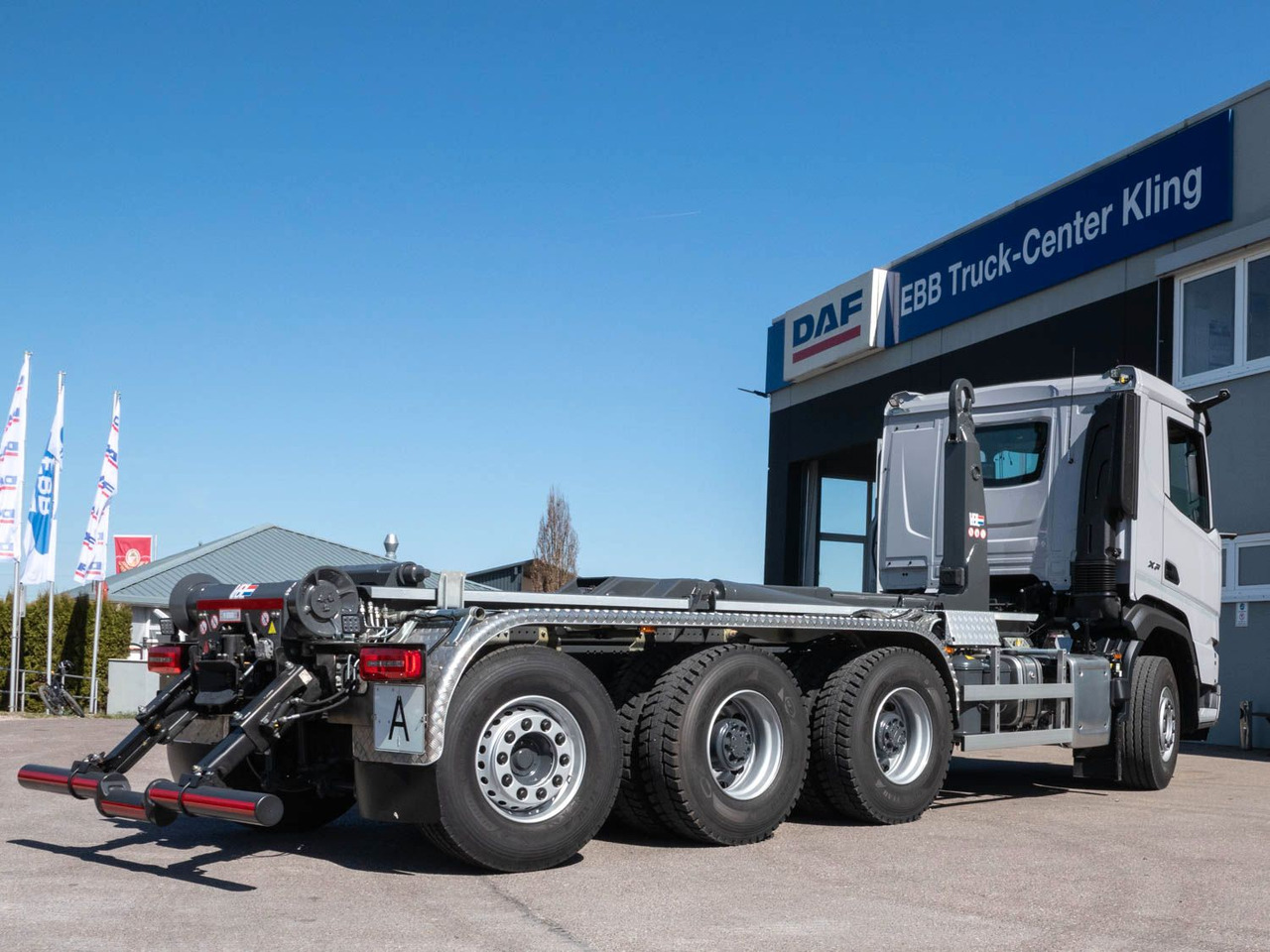 DAF XF 530 FAW mit VDL Abrollkipper DAF XF 530 FAW mit VDL Abrollkipper - Horgos rakodó teherautó: 3 kép. DAF XF 530 FAW mit VDL Abrollkipper DAF XF 530 FAW mit VDL Abrollkipper - Horgos rakodó teherautó: 3 kép.
