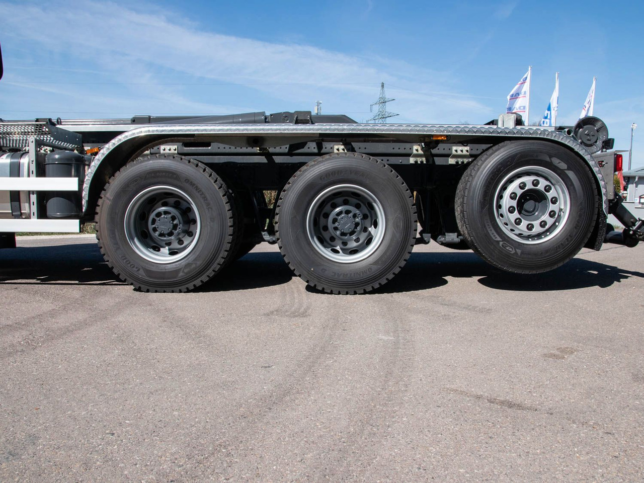 DAF XF 530 FAW mit VDL Abrollkipper DAF XF 530 FAW mit VDL Abrollkipper - Horgos rakodó teherautó: 5 kép. DAF XF 530 FAW mit VDL Abrollkipper DAF XF 530 FAW mit VDL Abrollkipper - Horgos rakodó teherautó: 5 kép.