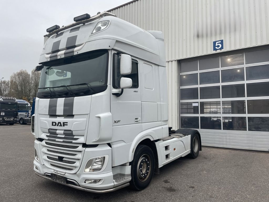 DAF FT XF480 SSC, 2x Tank, Standklima, Lampenbügel - Nyergesvontató: 2 kép. DAF FT XF480 SSC, 2x Tank, Standklima, Lampenbügel - Nyergesvontató: 2 kép.