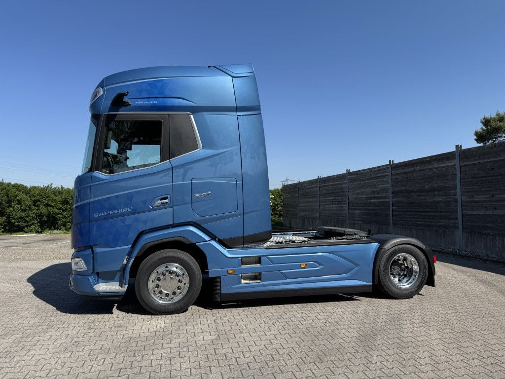 DAF FT XG 530 BLAU METALLIC Limited Edition - Nyergesvontató: 3 kép. DAF FT XG 530 BLAU METALLIC Limited Edition - Nyergesvontató: 3 kép.