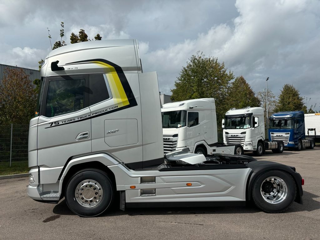 DAF XG+ 480 FT 75 Jahre DAF Edition "Limitiert" - Nyergesvontató: 4 kép. DAF XG+ 480 FT 75 Jahre DAF Edition "Limitiert" - Nyergesvontató: 4 kép.