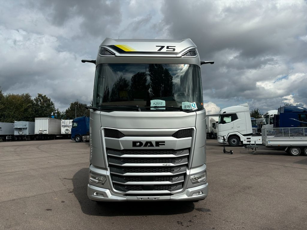 DAF XG+ 480 FT 75 Jahre DAF Edition "Limitiert" - Nyergesvontató: 2 kép. DAF XG+ 480 FT 75 Jahre DAF Edition "Limitiert" - Nyergesvontató: 2 kép.