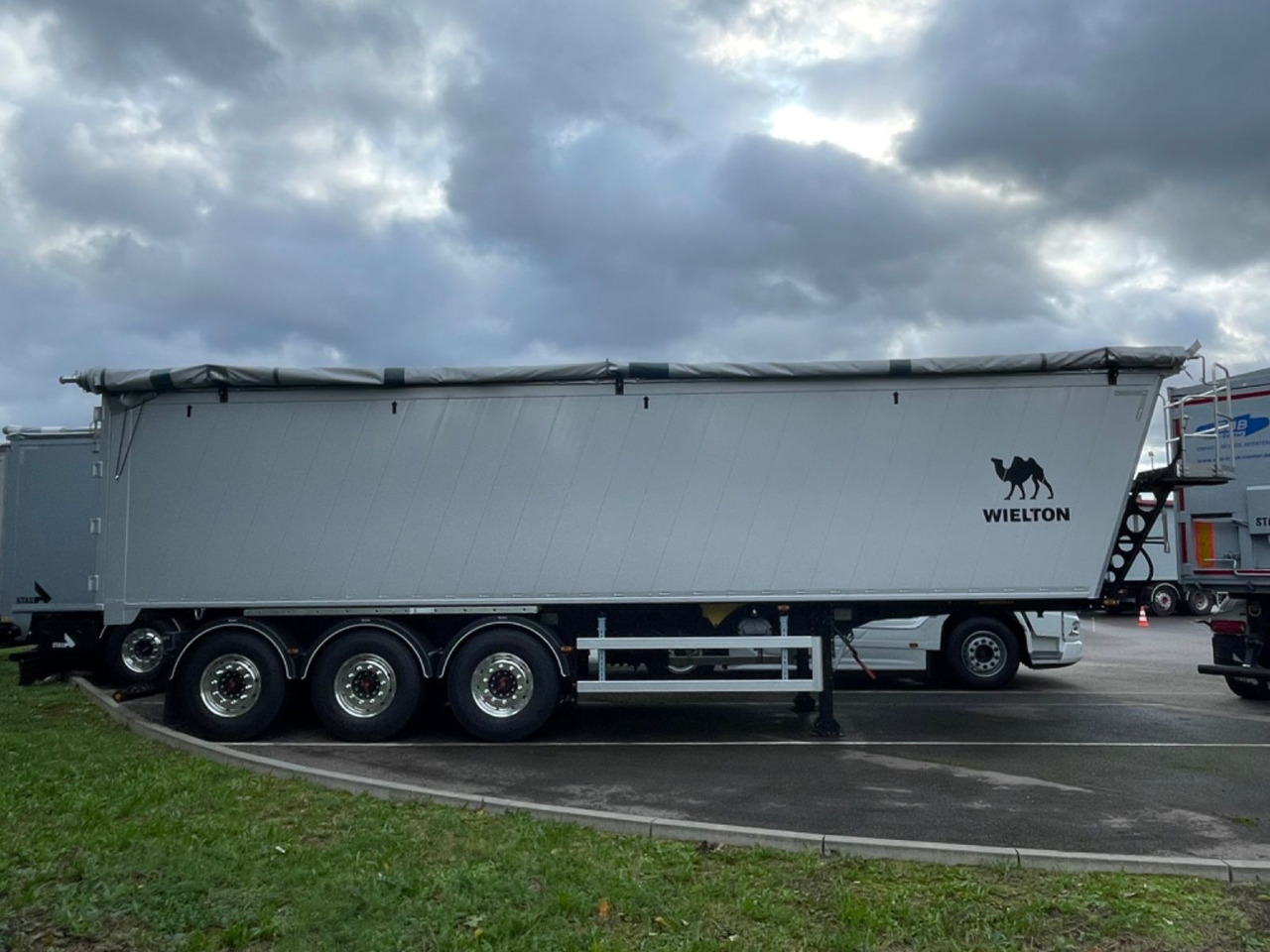 Wielton Bulk Master 51 cbm 3-Achs Alukipper Wielton Bulk Master 51 cbm 3-Achs Alukipper - Félpótkocsi billenőplatós: 3 kép. Wielton Bulk Master 51 cbm 3-Achs Alukipper Wielton Bulk Master 51 cbm 3-Achs Alukipper - Félpótkocsi billenőplatós: 3 kép.