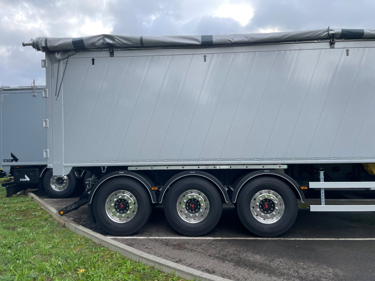 Wielton Bulk Master 51 cbm 3-Achs Alukipper Wielton Bulk Master 51 cbm 3-Achs Alukipper - Félpótkocsi billenőplatós: 4 kép. Wielton Bulk Master 51 cbm 3-Achs Alukipper Wielton Bulk Master 51 cbm 3-Achs Alukipper - Félpótkocsi billenőplatós: 4 kép.