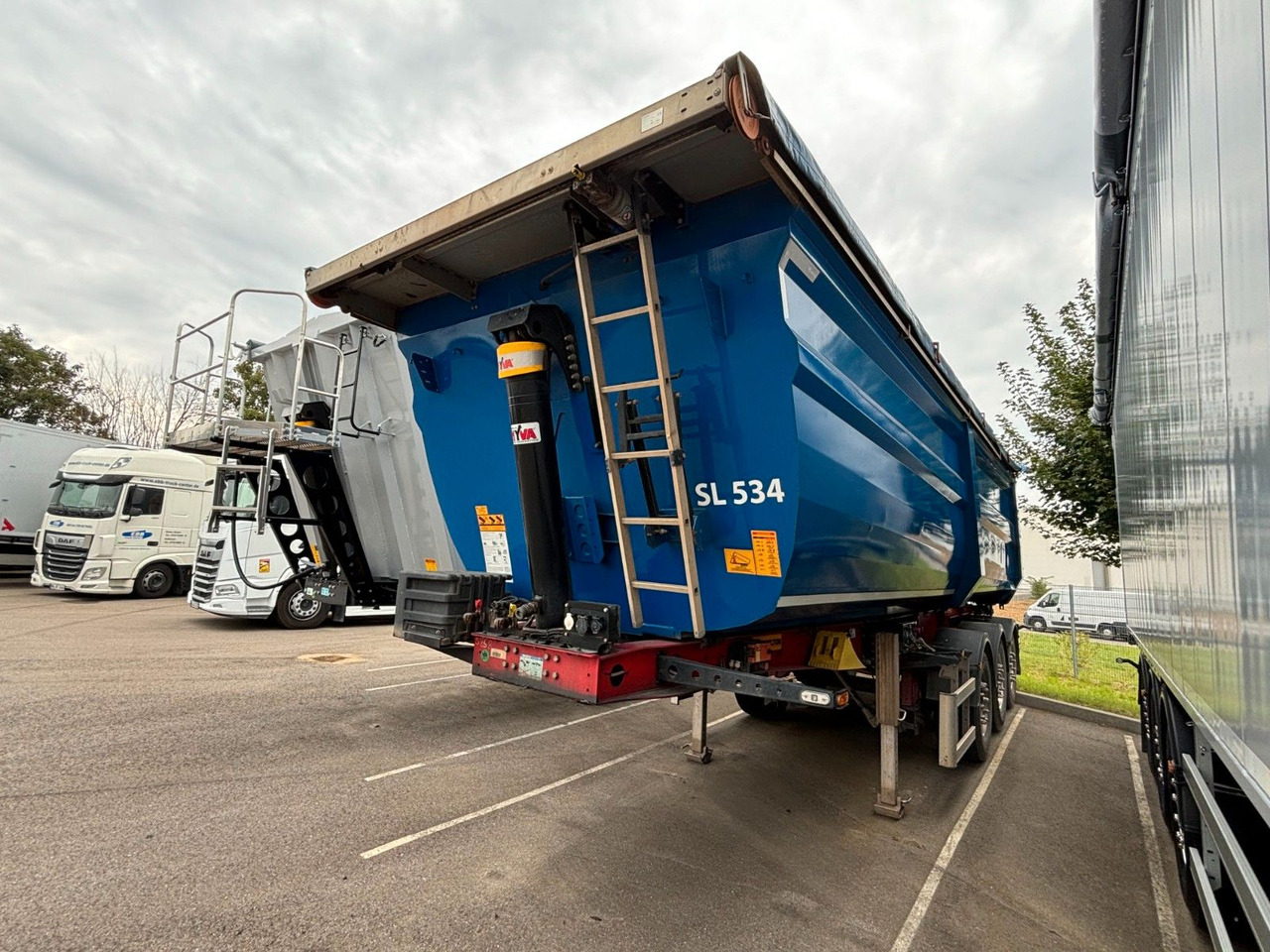 Wielton Strong Master 3-Achs-Kippsattelauflieger 33 cbm Wielton Strong Master 3-Achs-Kippsattelauflieger 33 cbm - Félpótkocsi billenőplatós: 3 kép. Wielton Strong Master 3-Achs-Kippsattelauflieger 33 cbm Wielton Strong Master 3-Achs-Kippsattelauflieger 33 cbm - Félpótkocsi billenőplatós: 3 kép.