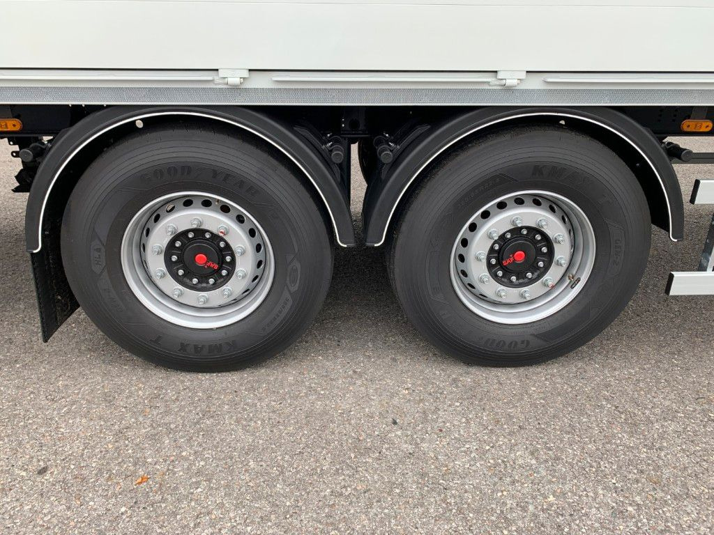 Zentralachsanhänger Swing-Board I tiefgekuppelt - Pótkocsi italszállító: 3 kép. Zentralachsanhänger Swing-Board I tiefgekuppelt - Pótkocsi italszállító: 3 kép.