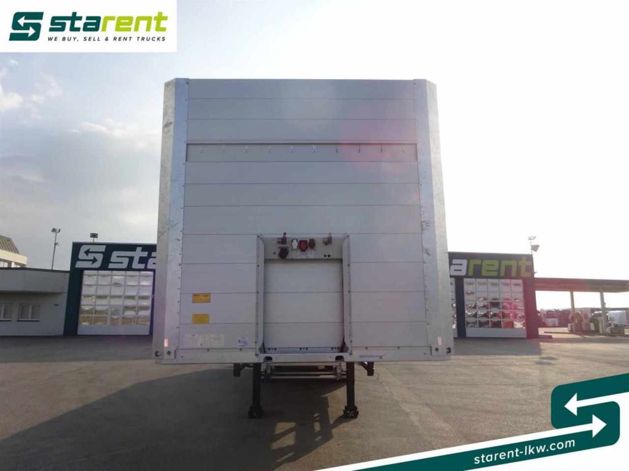 Schmitz Baustofftrailer Liftachse Rungen 80cm Bordwände - Platós félpótkocsi: 2 kép. Schmitz Baustofftrailer Liftachse Rungen 80cm Bordwände - Platós félpótkocsi: 2 kép.