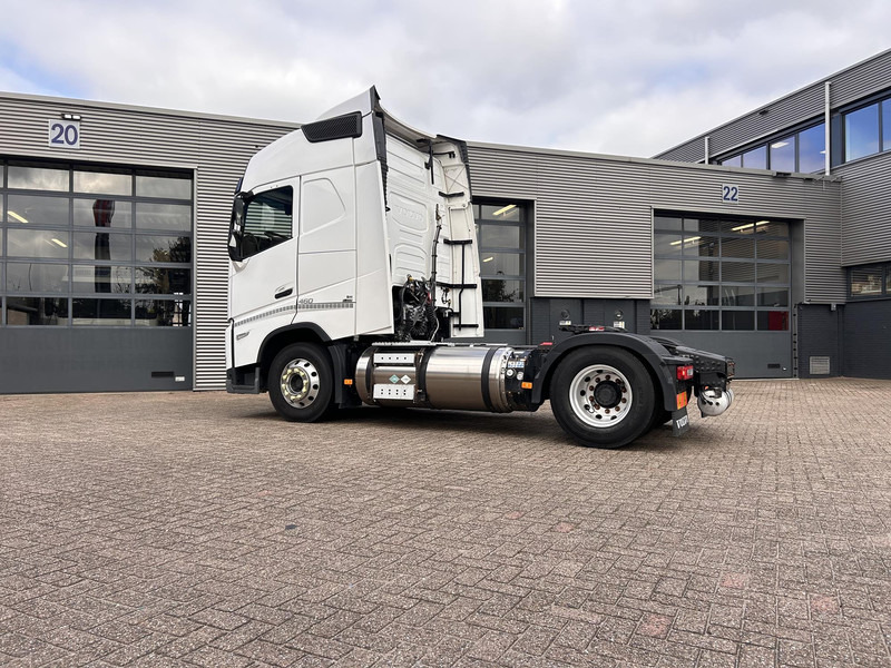 Volvo FH - Nyergesvontató: 2 kép. Volvo FH - Nyergesvontató: 2 kép.