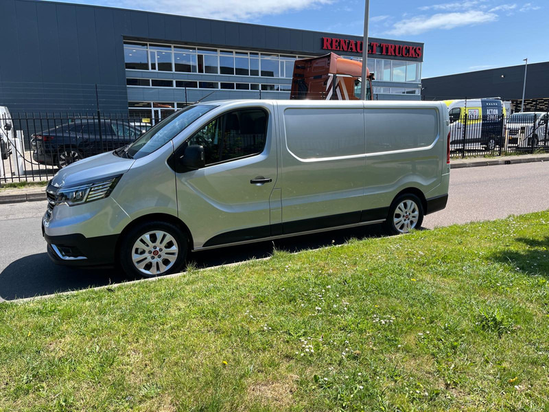 Renault Trafic E-Tech Red L2 H1, Airco, Nav, Camera - Kis furgon, Elektromos kisteherautó: 2 kép. Renault Trafic E-Tech Red L2 H1, Airco, Nav, Camera - Kis furgon, Elektromos kisteherautó: 2 kép.
