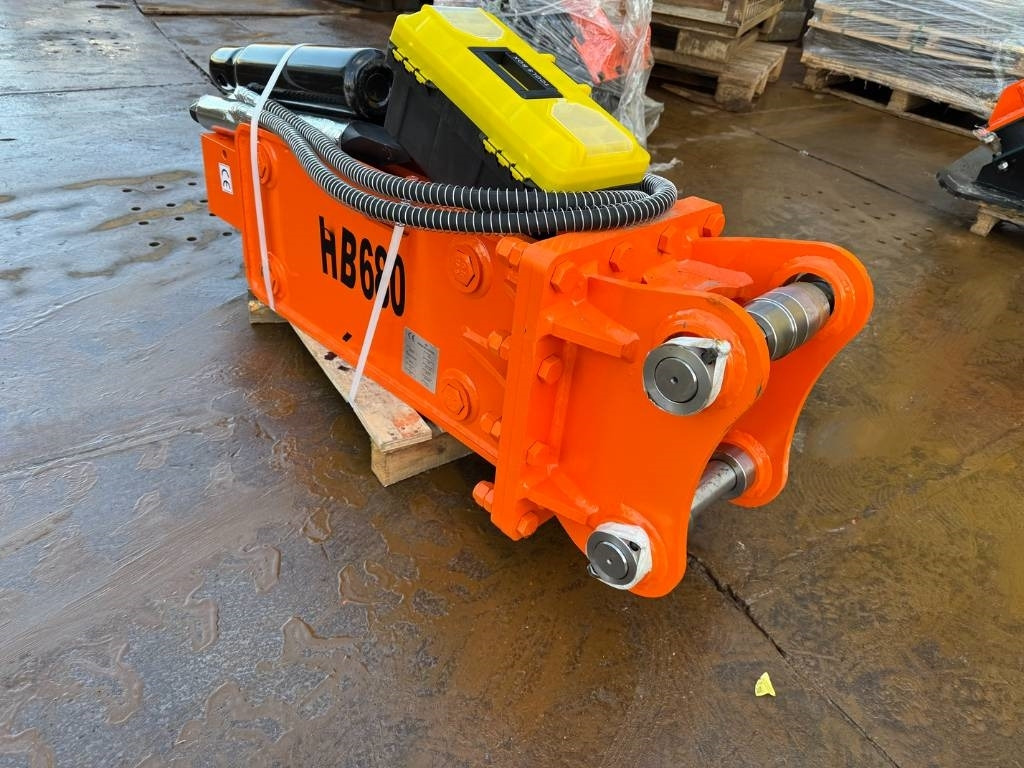 HB 680 hammer 4.5/6 ton - Hidraulikus törőfej - Építőipari gépek: 2 kép. HB 680 hammer 4.5/6 ton - Hidraulikus törőfej - Építőipari gépek: 2 kép.