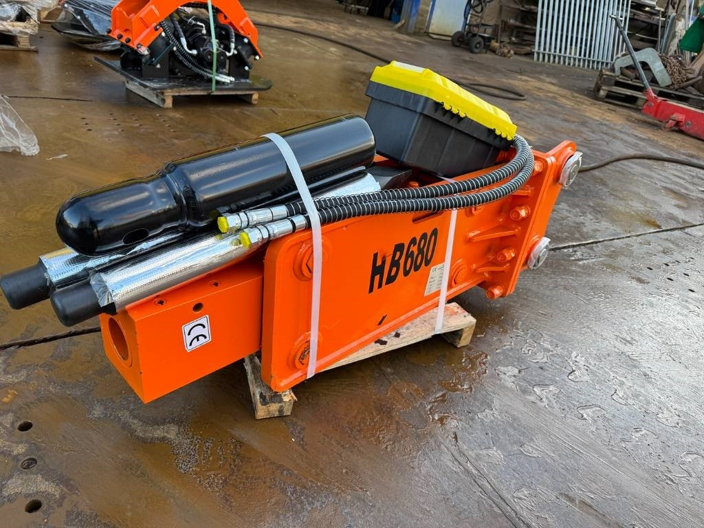 HB 680 hammer 4.5/6 ton - Hidraulikus törőfej - Építőipari gépek: 1 kép. HB 680 hammer 4.5/6 ton - Hidraulikus törőfej - Építőipari gépek: 1 kép.