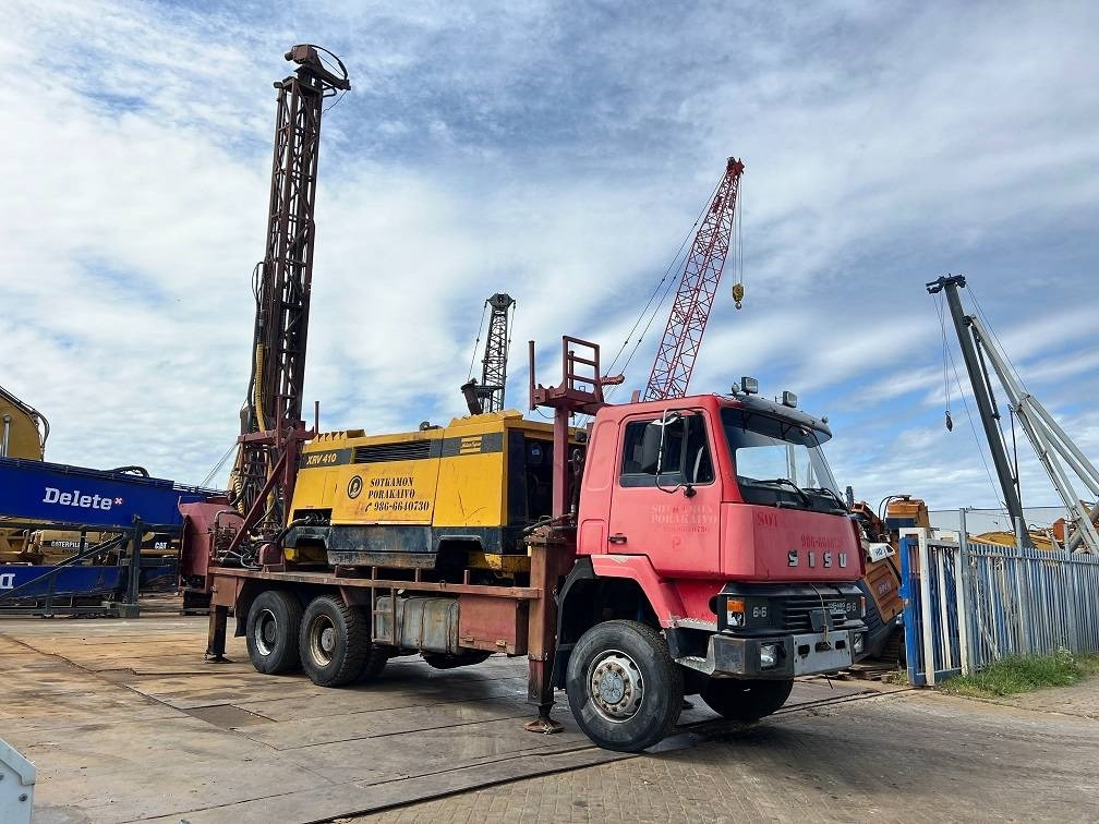 Sisu 12E480 6X6 WATER WELL DRILL ATLAS COPCO XRV410 (50 - Fúrógép: 1 kép. Sisu 12E480 6X6 WATER WELL DRILL ATLAS COPCO XRV410 (50 - Fúrógép: 1 kép.