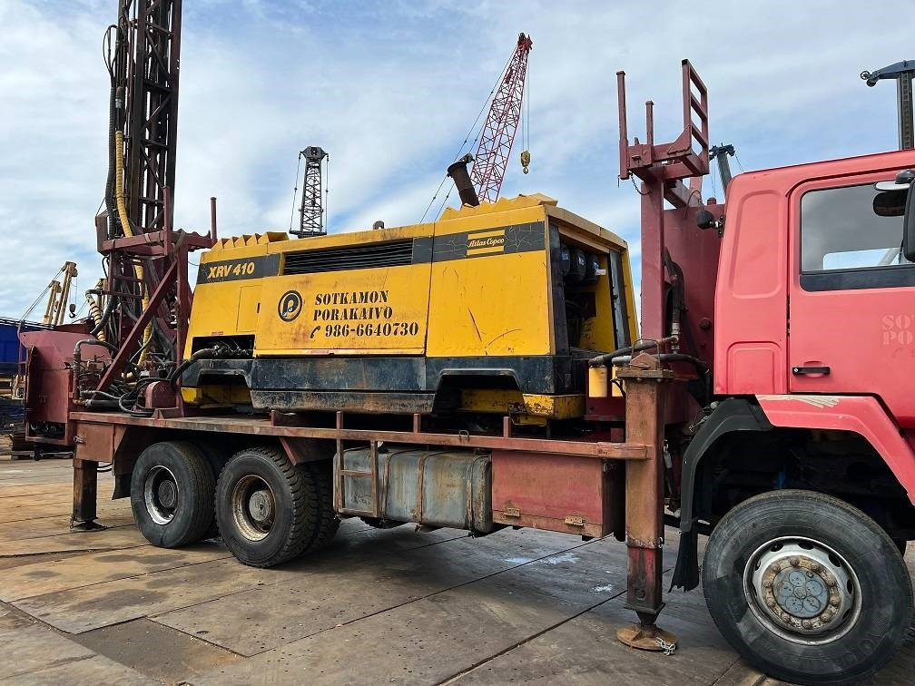 Sisu 12E480 6X6 WATER WELL DRILL ATLAS COPCO XRV410 (50 - Fúrógép: 2 kép. Sisu 12E480 6X6 WATER WELL DRILL ATLAS COPCO XRV410 (50 - Fúrógép: 2 kép.