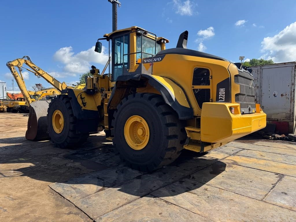 Volvo L 220 H ( WITH NEW TYRES ) - Gumikerekes homlokrakodó: 2 kép. Volvo L 220 H ( WITH NEW TYRES ) - Gumikerekes homlokrakodó: 2 kép.