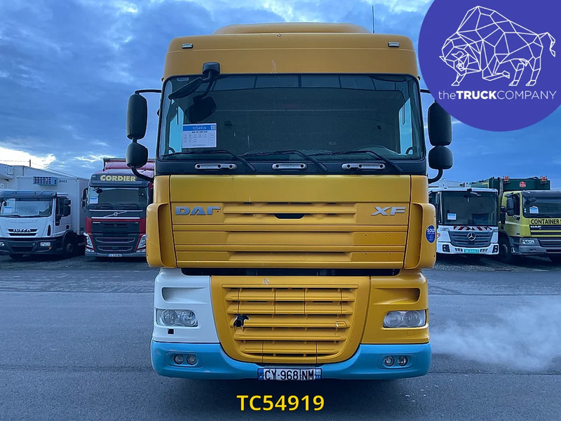 DAF XF 105 410 - Platós teherautó: 2 kép. DAF XF 105 410 - Platós teherautó: 2 kép.