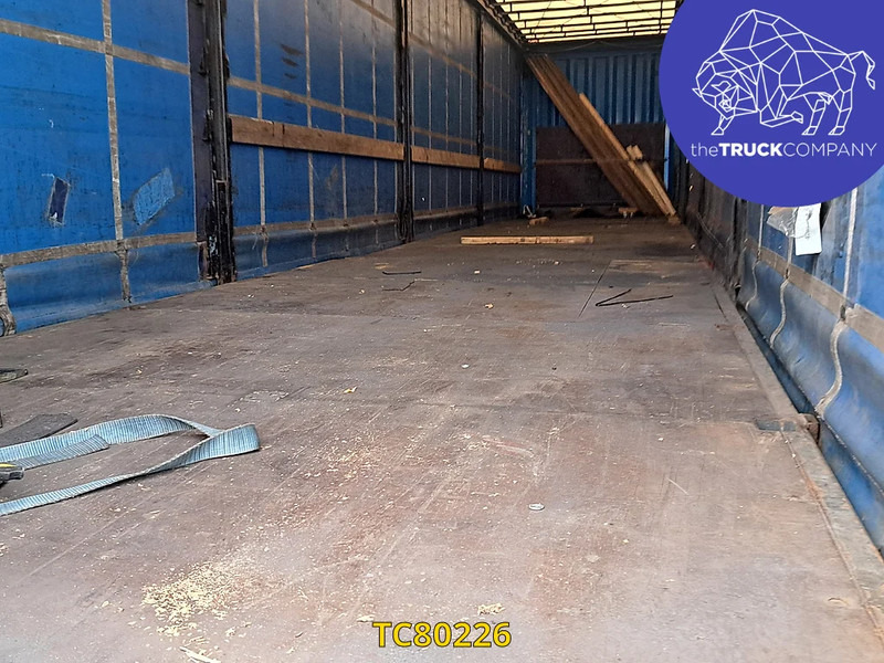 Krone SD - Ponyvás félpótkocsi: 4 kép. Krone SD - Ponyvás félpótkocsi: 4 kép.