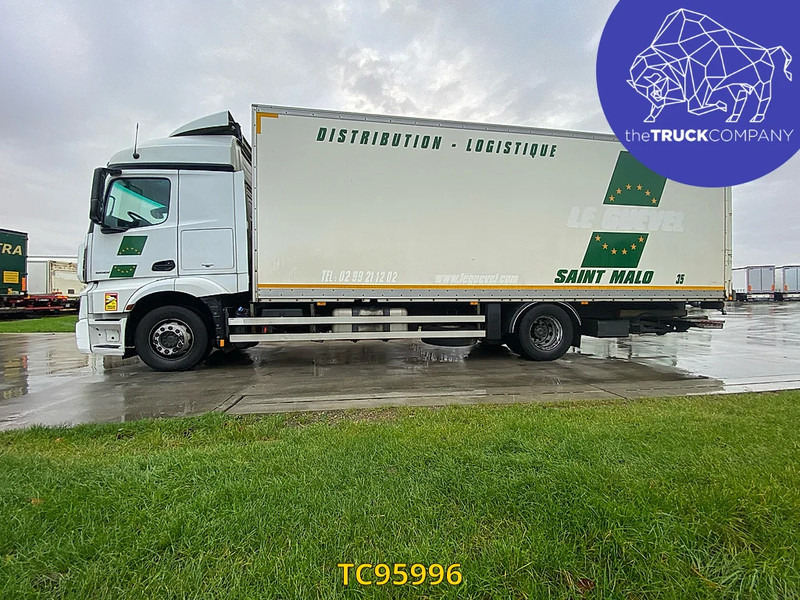 Mercedes-Benz Actros 1832 - Dobozos felépítményű teherautó: 2 kép. Mercedes-Benz Actros 1832 - Dobozos felépítményű teherautó: 2 kép.