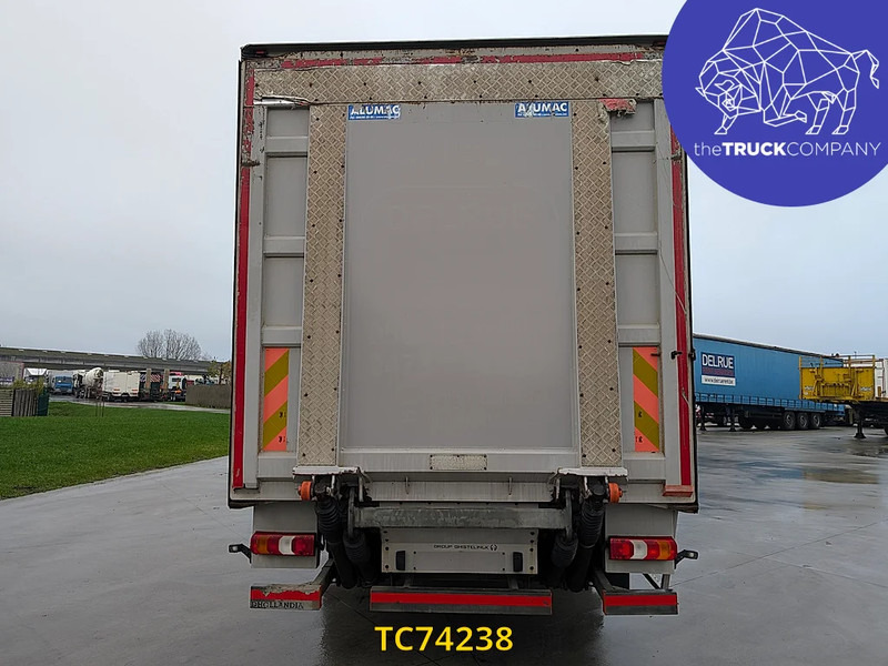 Mercedes-Benz Atego 1221 - Dobozos felépítményű teherautó: 3 kép. Mercedes-Benz Atego 1221 - Dobozos felépítményű teherautó: 3 kép.