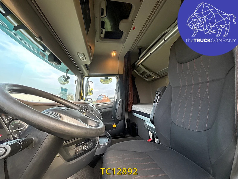 DAF XF 430 - Nyergesvontató: 4 kép. DAF XF 430 - Nyergesvontató: 4 kép.