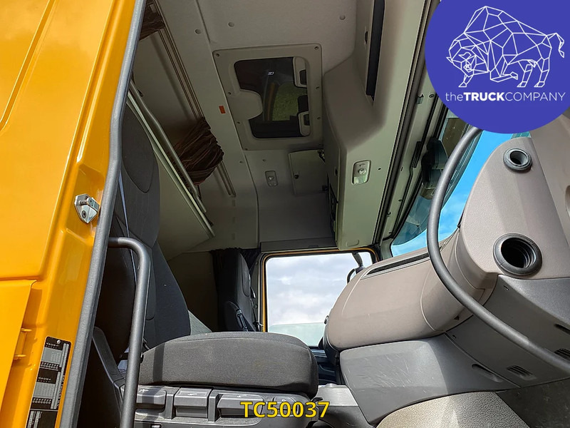 DAF XF 480 - Nyergesvontató: 2 kép. DAF XF 480 - Nyergesvontató: 2 kép.