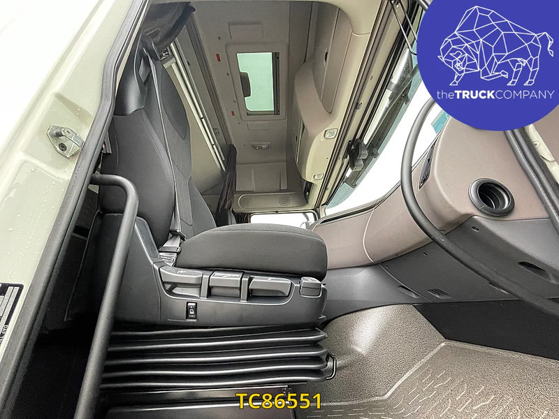 DAF XF 480 - Nyergesvontató: 2 kép. DAF XF 480 - Nyergesvontató: 2 kép.