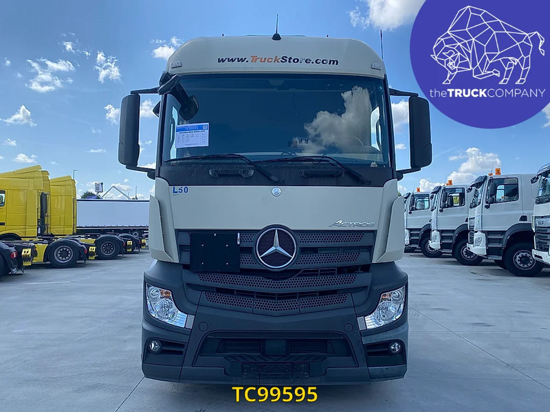 Mercedes-Benz Actros 1843 - Nyergesvontató: 2 kép. Mercedes-Benz Actros 1843 - Nyergesvontató: 2 kép.