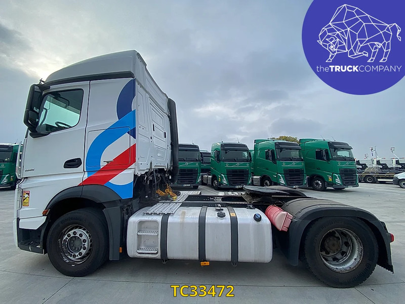 Mercedes-Benz Actros 1945 - Nyergesvontató: 2 kép. Mercedes-Benz Actros 1945 - Nyergesvontató: 2 kép.