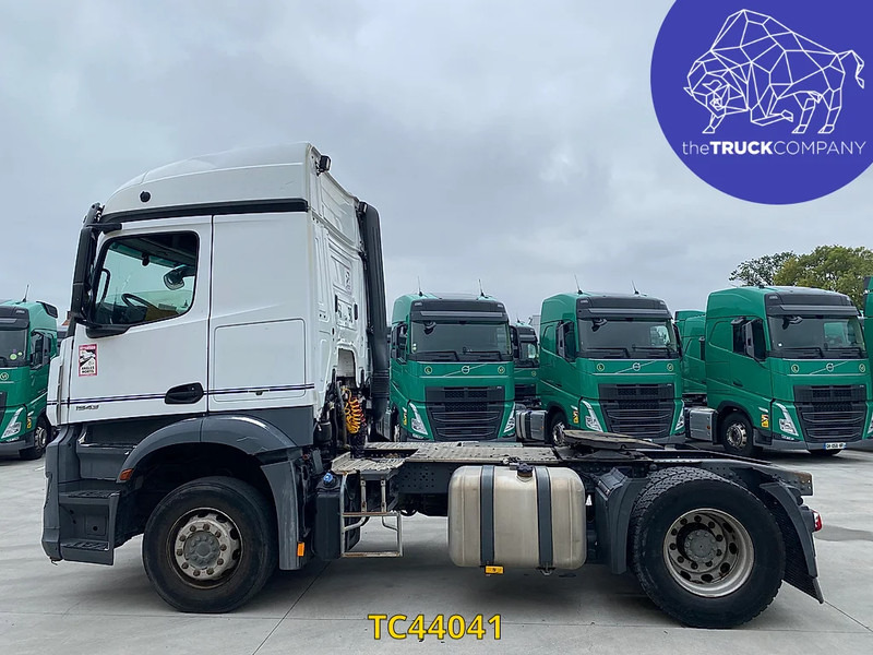 Mercedes-Benz Arocs 1943 - Nyergesvontató: 2 kép. Mercedes-Benz Arocs 1943 - Nyergesvontató: 2 kép.