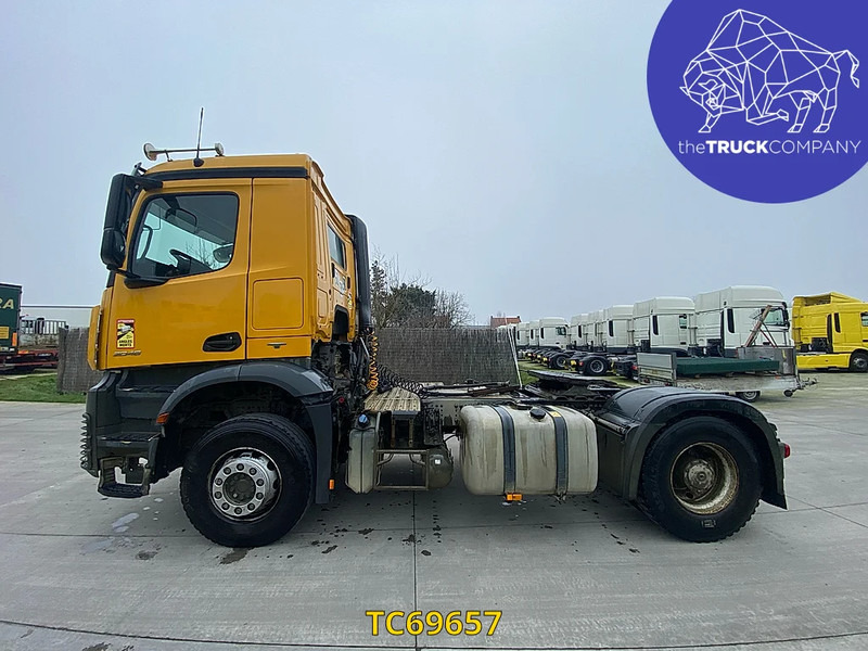 Mercedes-Benz Arocs 2048 - Nyergesvontató: 2 kép. Mercedes-Benz Arocs 2048 - Nyergesvontató: 2 kép.