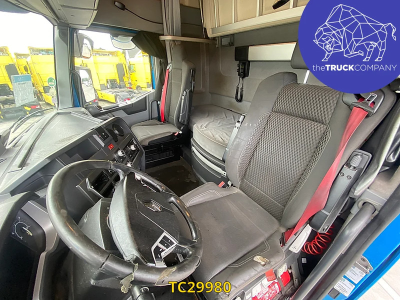 Renault T 520 - Nyergesvontató: 5 kép. Renault T 520 - Nyergesvontató: 5 kép.