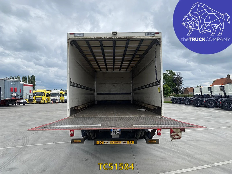 Renault D 210 - Dobozos felépítményű teherautó: 2 kép. Renault D 210 - Dobozos felépítményű teherautó: 2 kép.