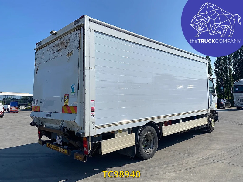 Renault D 240 - Dobozos felépítményű teherautó: 2 kép. Renault D 240 - Dobozos felépítményű teherautó: 2 kép.