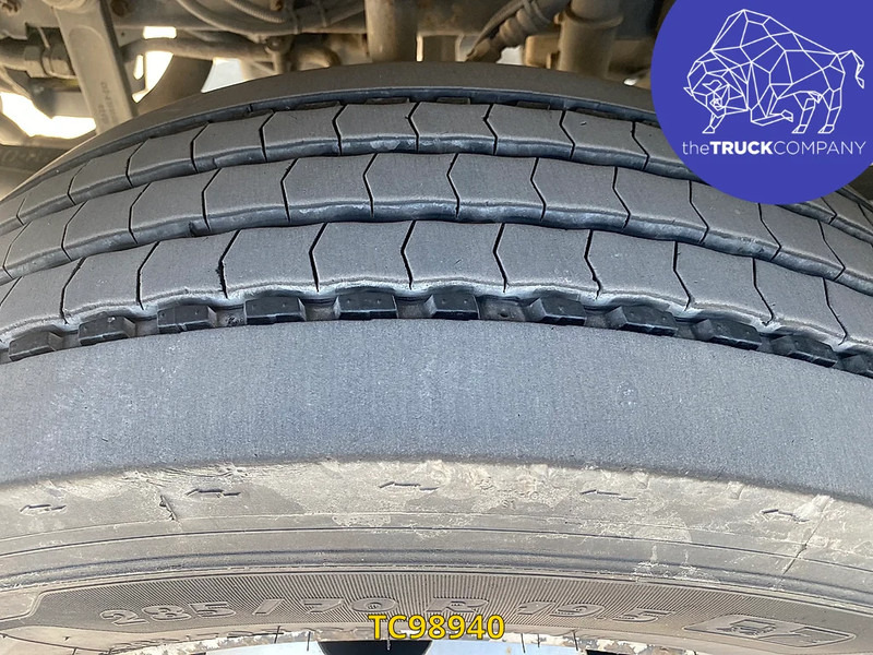Renault D 240 - Dobozos felépítményű teherautó: 4 kép. Renault D 240 - Dobozos felépítményű teherautó: 4 kép.
