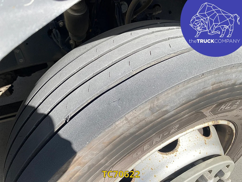 Dobozos felépítményű teherautó Renault D 320: 13 kép.