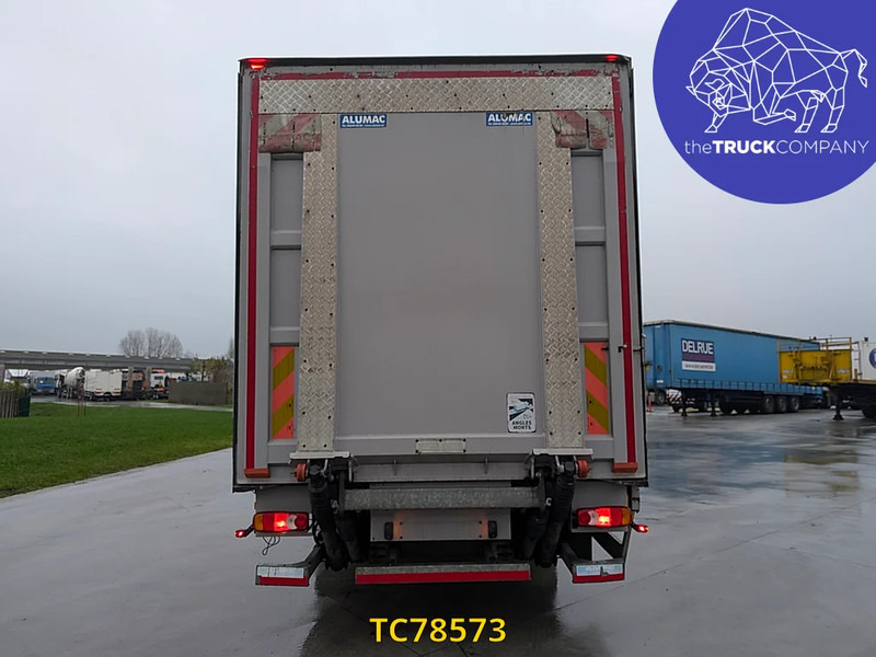 Renault Midlum 240 - Dobozos felépítményű teherautó: 3 kép. Renault Midlum 240 - Dobozos felépítményű teherautó: 3 kép.