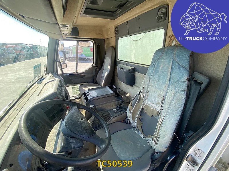 Renault Premium 385 - Dobozos felépítményű teherautó: 2 kép. Renault Premium 385 - Dobozos felépítményű teherautó: 2 kép.